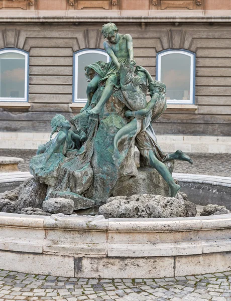 Visserij kinderen fontein in kasteel van Boedapest, Hongarije. — Stockfoto