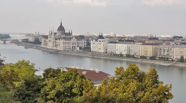 Budapest stadsgezicht met Hongaars parlementsgebouw — Stockfoto
