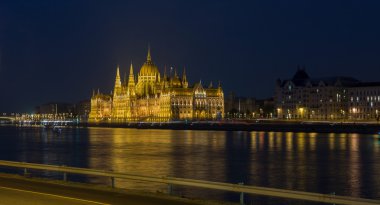 Macaristan Parlamento Binası Tuna Nehri kıyısında