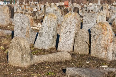 Eski Yahudi Mezarlığı düşmüş mezar taşları