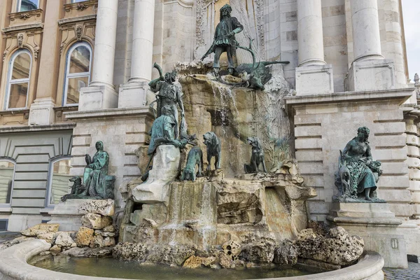 Matthias fontána v severozápadním nádvoří královského paláce. Budapešť, Maďarsko. — Stock fotografie