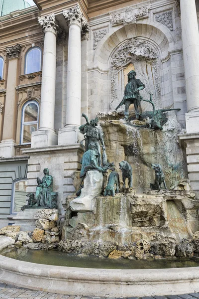 Matthias Fountain in northwest courtyard of Royal Palace. Budapest, Hungary. — Stock Photo, Image