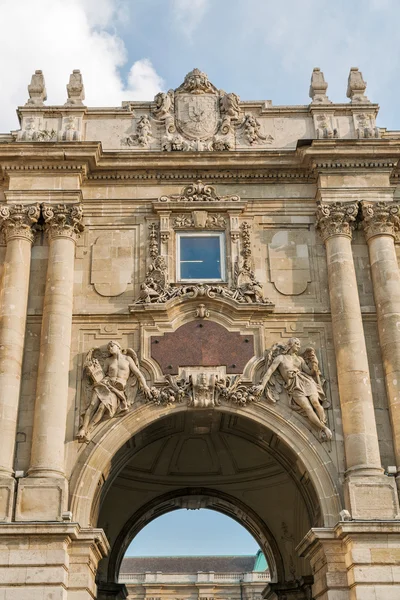 Puerta del patio del castillo en Budapest Palacio Real . — Foto de Stock