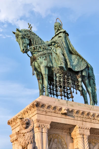 Kuningas Pyhä Tapani I patsas Budan linnassa. Budapest, Unkari . — kuvapankkivalokuva