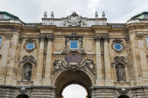 Castle courtyard gate i Budapest royal palace. — Stockfoto