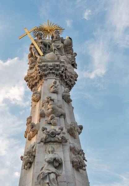 Свято-Троицкая колонна перед церковью Матьяша, Будапешт, Венгрия — стоковое фото
