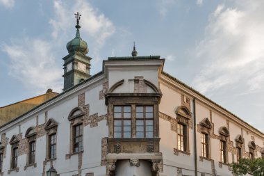 Güzel bina cephesi ile eski Saat Kulesi Budapeşte, Macaristan