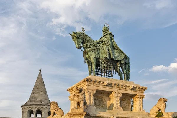 Kral Saint Stephen ben Buda Castle heykeli. Budapeşte, Macaristan. — Stok fotoğraf