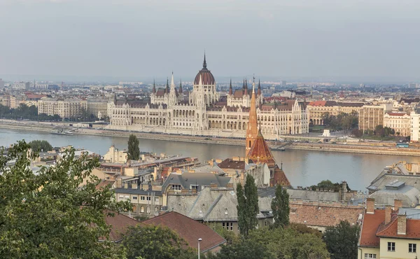 Αστικό τοπίο της Βουδαπέστης με Κτήριο Ουγγρικού Κοινοβουλίου — Φωτογραφία Αρχείου