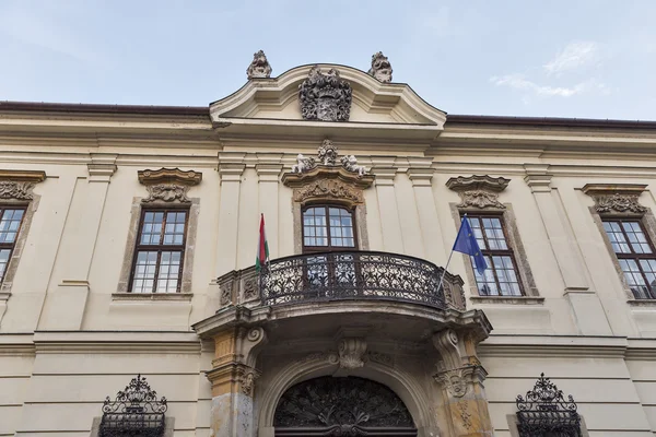 Staré fasády domu s balkonem v Budapešti, Maďarsko. — Stock fotografie