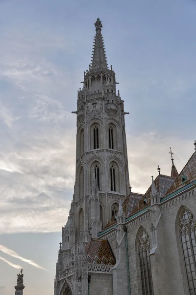 Iglesia Matthias al atardecer en el Castillo de Buda, Budapest, Hungría — Foto de Stock