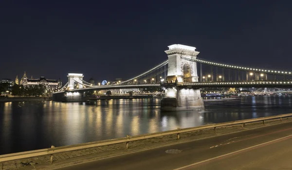 Chain Bridge at night in Budapest. — Stock Photo, Image