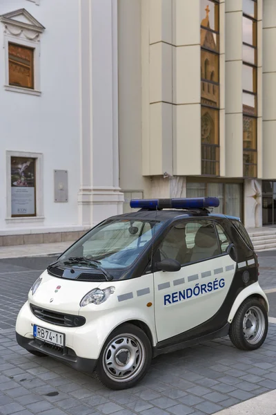 Matthias Kilisesi'nin önünde polis arabası. Budapeşte, Macaristan. — Stok fotoğraf