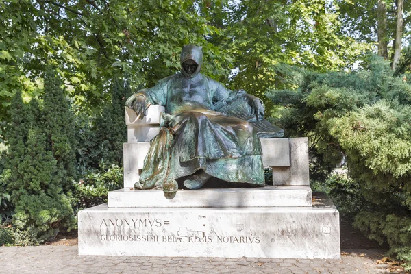 Statue du Notaire anonyme du Roi Bela à Budapest, Hongrie . — Photo