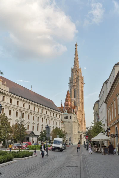 Hilton Hotel e Matthias igreja no bairro do castelo de Budapeste, Hungria . — Fotografia de Stock