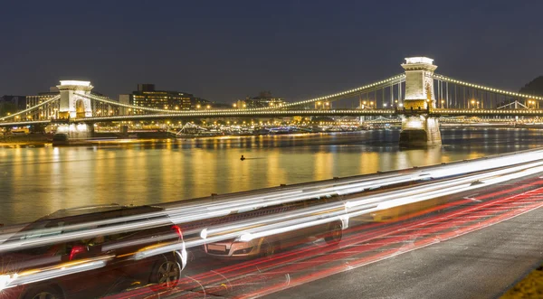 Chain Bridge e tráfego noturno em Budapeste . — Fotografia de Stock