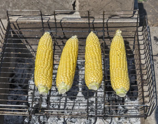 Roasted sweet corns on the grill — Stock Photo, Image