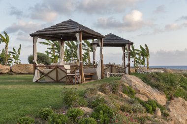 Gün batımında deniz sahilde gevşeme güzel bungalov