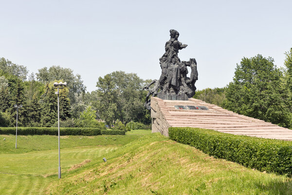 Памятник убитым в Бабьем Яре. Остров, Украина
.