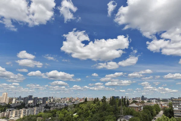 Letecké Panorama Kyjev s bílé mraky a modrá obloha, Ukrajina — Stock fotografie