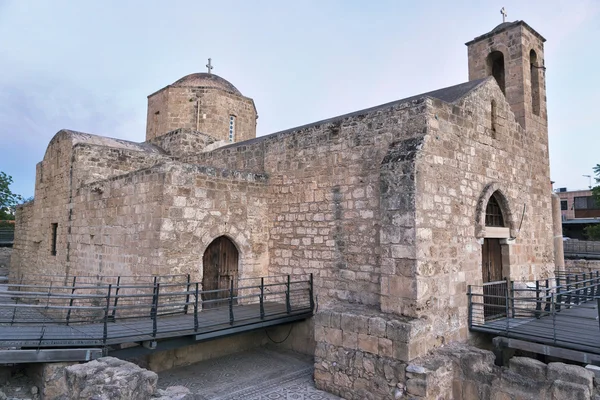 Kyrkan i Agia Kyriaki Chrysopolitissa vid solnedgången i Paphos — Stockfoto