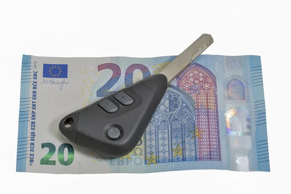 Двадцать евро банкноты и ключи от машины изолированы на белом — стоковое фото
