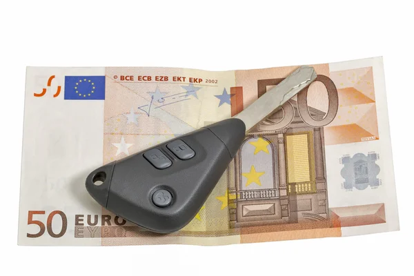Fünfzig-Euro-Schein und Autoschlüssel isoliert auf weißem Grund — Stockfoto