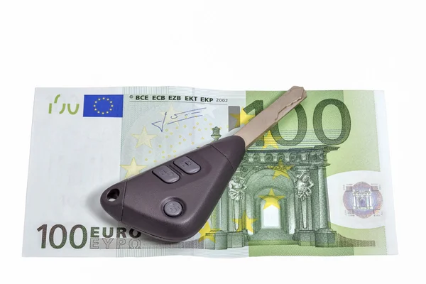 Εκατό ευρώ χαρτονομισμάτων και αυτοκίνητο κλειδιά απομονωθεί σε λευκό — Φωτογραφία Αρχείου
