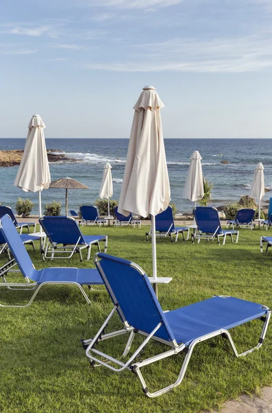 Playa mediterránea con tumbonas vacías —  Fotos de Stock