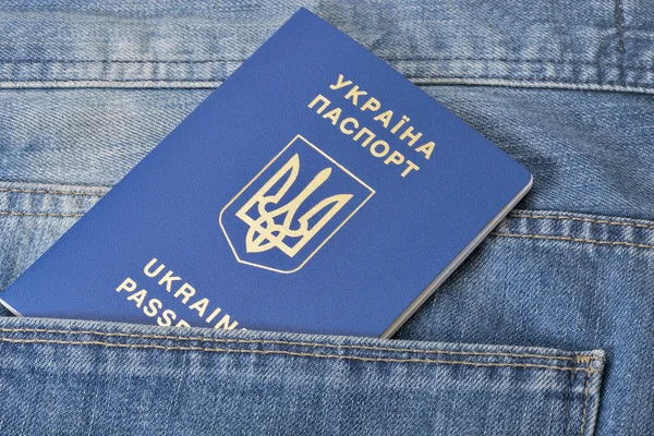 Pasaporte ucraniano azul en bolsillo de jeans primer plano — Foto de Stock