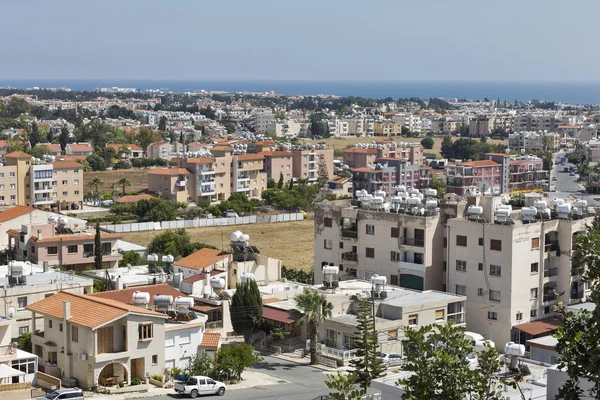 Vista aérea panorámica de la ciudad y el mar con cielo azul en Paphos, Chipre . — Foto de Stock
