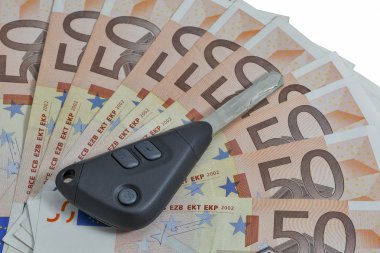 Arabanın anahtarlarını 50 Euro faturaları arka plan üzerinde
