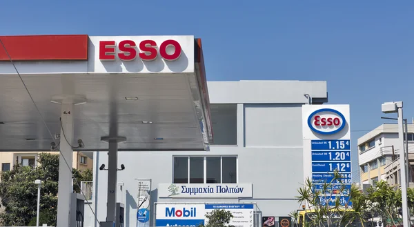 Esso bensinstation i Paphos, Cypern. — Stockfoto