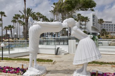 Kadın ve erkek öpüşme heykeli. Paphos, Kıbrıs Düğün töreni için yer.