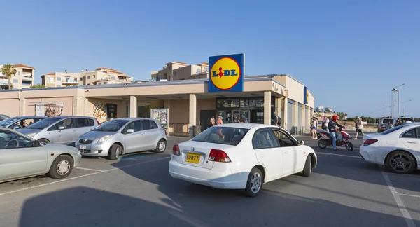 Lidl stormarknad med parkeringsplats i Paphos, Cypern. — Stockfoto