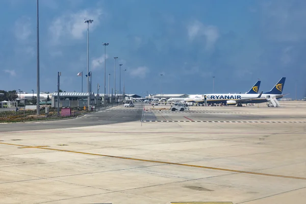 Ryanair low cost airplanes in Paphos International Airport, Chipre . — Fotografia de Stock