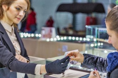 KYIV, UKRAINE - 18 Aralık 2015: KyivExpoPlaza Sergisi 'ndeki Noel Kuyumcusu Sergisi sırasında Kuyumcu Fabrikası Zolotoy Vek veya Altın Çağ standını ziyaret edenler.