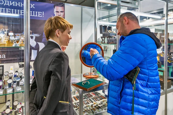 Kyiv Ukraine December 2015 People Visit Luxury Watches Company Booth — Stock Photo, Image