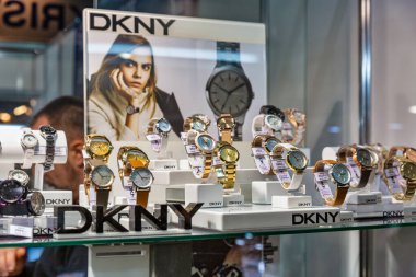 KYIV, UKRAINE - 18 Aralık 2015: KyivvExpoPlaza Sergi Merkezi 'ndeki Noel Kuyumcusu Fuarı sırasında DKNY lüks bir şekilde Amerikan şirketinin standını kapatın.