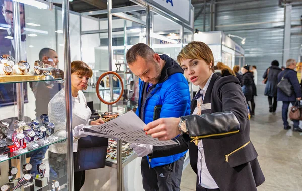 Kyiv Ucraina Dicembre 2015 Persone Visitano Stand Dell Azienda Orologi — Foto Stock