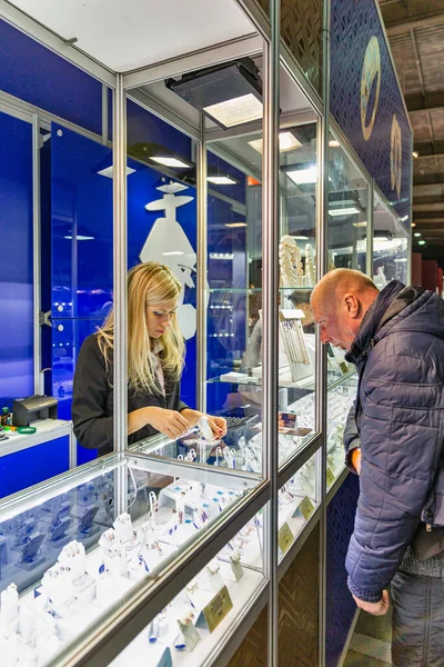 Kyiv Ukraine December 2015 Man Visits Jewellery Company Booth Christmas — Stock Photo, Image