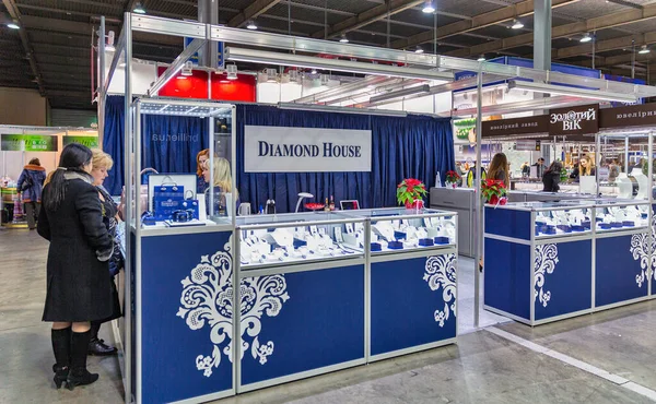 Kyiv Ucraina Dicembre 2015 Persone Visitano Stand Aziendale Diamond House — Foto Stock