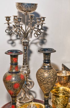 İçerideki değerli metallerden yapılmış antika dekoratif sofra takımı.