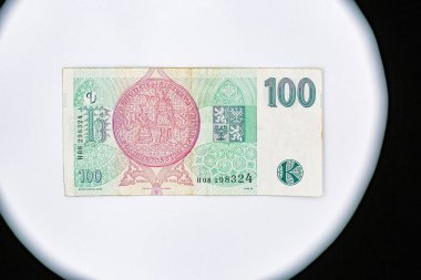 100 Çek Kronunun banknotunda Charles Üniversitesi 'nin mührü ile ters çevirme görüntüsü