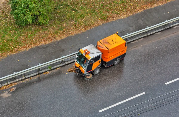 Eine Spezielle Kehrmaschine Entfernt Herbstlaub Auf Einer Stadtstraße Blick Von — Stockfoto