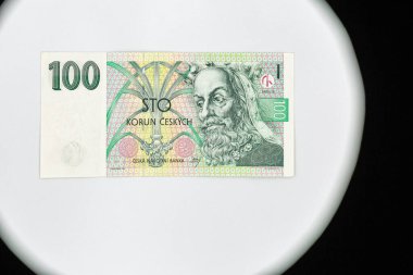 Karl IV Lüksemburg portresi ile yakın plan 100 Çek kronu görüntülendi