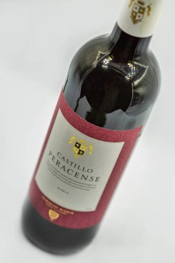 KYIV, UKRAINE - 14 Ekim 2020: Castillo Peracense Ignacio Marin aile bağlarının stüdyo çekimi beyaz arka plana yakın İspanyol kırmızı şarap şişesi.