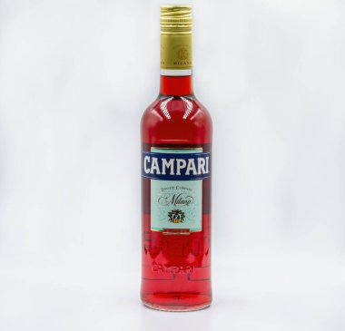 KYIV, UKRAINE - 31 Ekim 2020: Bir şişe Campari Bitter Likörü beyaza karşı. Klasik İtalyan acı likörü acı portakalın önderliğinde otlar, baharatlar ve meyve kabuklarından oluşan bir karışım kullanılarak yapılır..