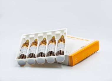 KYIV, UKRAINE - 31 Ekim 2020: Esparma Aristo 'dan Espa-lipon. Enjeksiyonlar için alfa lipoik asit paketi ve ampuller beyaza karşı yakın çekim. Organosülfür bileşiği, antioksidan, enzim kofaktörü..
