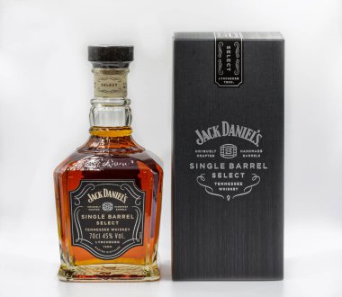 KYIV, UKRAINE - NOVEMBER 01, 2020: Stüdyo yakın çekim şişesi ve kutu Jack Daniels Single Barrel Seçimi Tennessee Whiskey karşı beyaz. Dünyadaki en çok satan Amerikan viskisidir..
